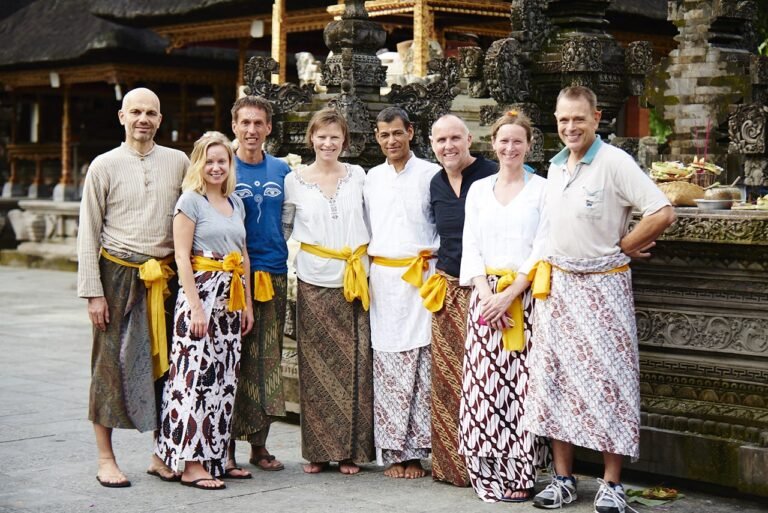 Bali15 Friends TirtaEmpul052 min Mahamukti Yoga School